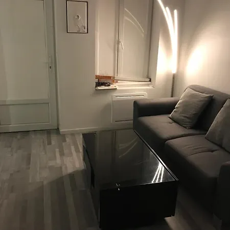 Homestay Lit Personne, Espaces Partages, 10km De Paris, 2km Du Metro *