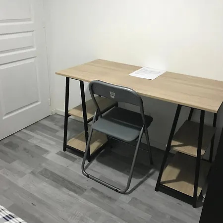 Homestay Lit Personne, Espaces Partages, 10km De Paris, 2km Du Metro