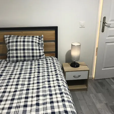 Homestay Lit Personne, Espaces Partages, 10km De Paris, 2km Du Metro *