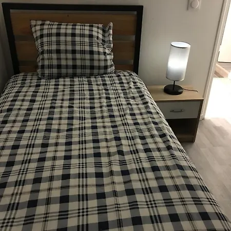 Homestay Lit Personne, Espaces Partages, 10km De Paris, 2km Du Metro